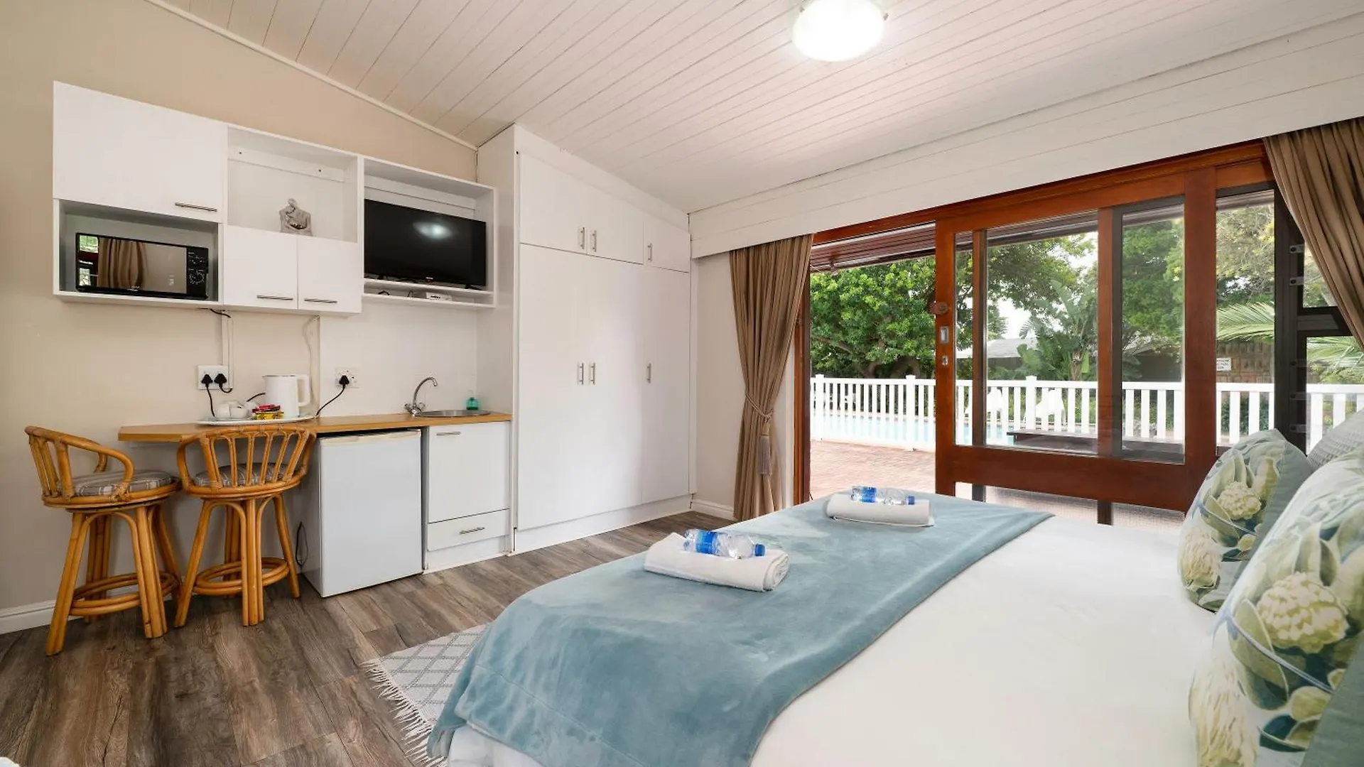 Admirals Lodge Guest House And Brightways Self Catering Apartments Port Elizabeth