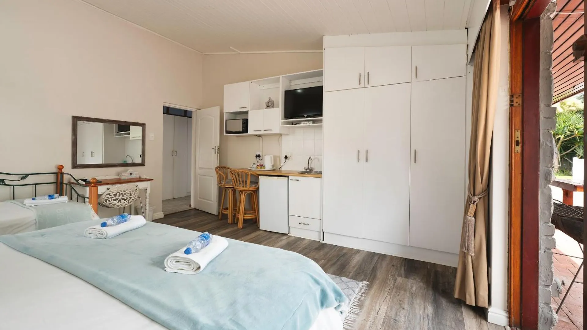 Admirals Lodge Guest House And Brightways Self Catering Apartments Port Elizabeth