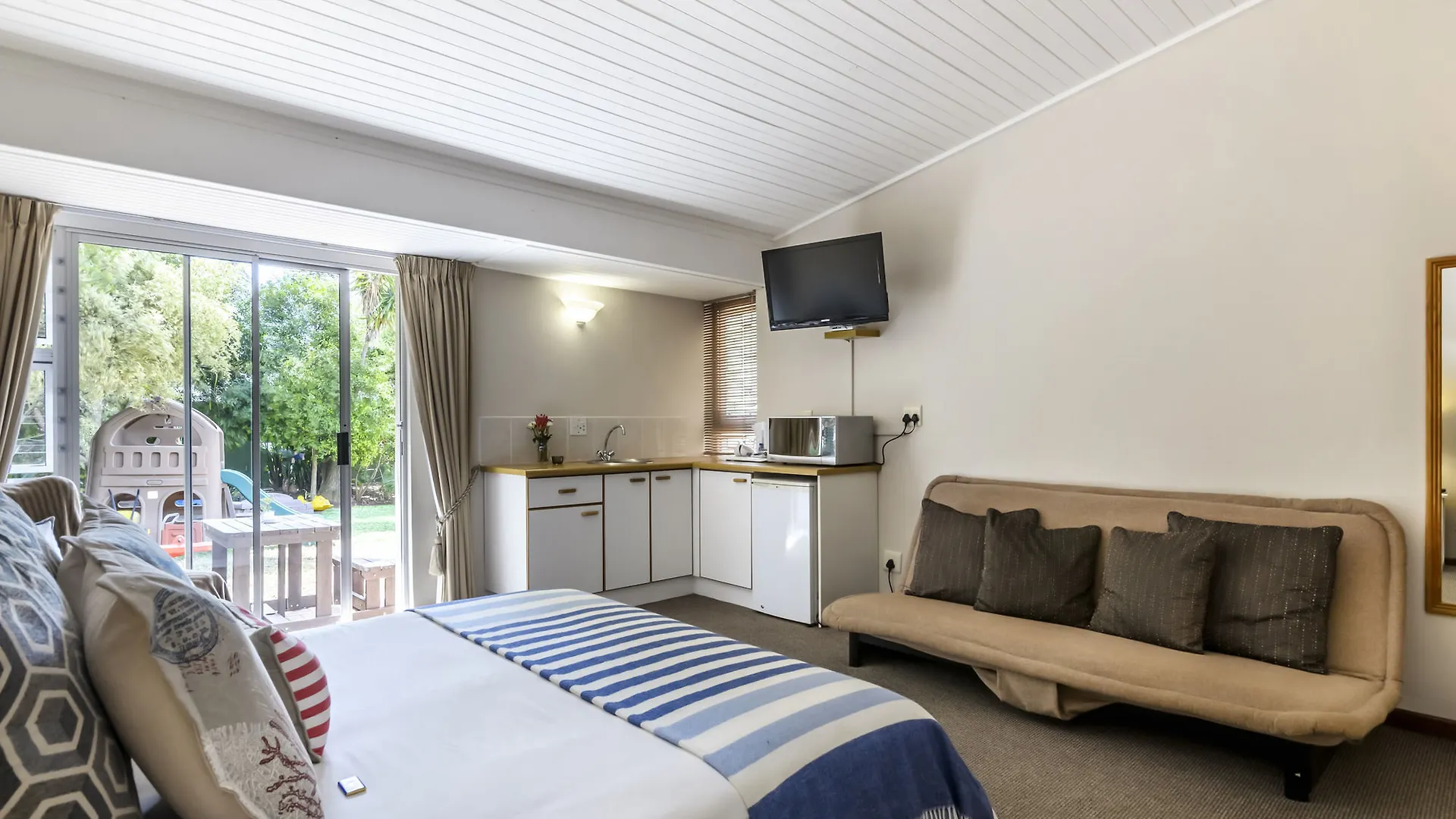 Admirals Lodge Guest House And Brightways Self Catering Apartments Port Elizabeth